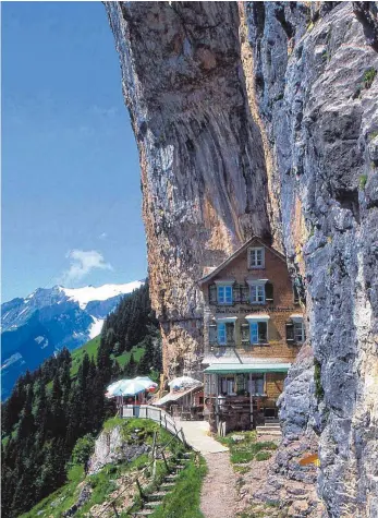  ?? FOTO: SCHWEIZ TOURISMUS ?? Das Berghaus Aescher schmiegt sich an den Fels.