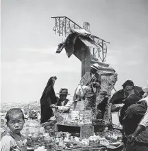  ??  ?? Coreia do Sul. Detalhes de ruínas, em Seul, em 1951