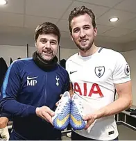  ?? TOTTENHAM HOTSPUR.COM ?? GOL KE-100: Harry Kane dengan didampingi Mauricio Pochettino memamerkan sepatu hadiah dari apparel Spurs, Hypervenom 3 HK.