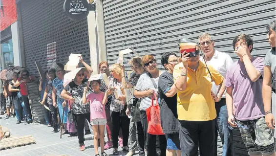  ??  ?? En fila. Los haberes más bajos serán los que reciban el ajuste de hasta 12%. En las mayores escalas el aumento se acercará al 4%.