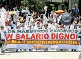  ?? FOTO ?? Cerca de 350.000 maestros exigieron mejores salarios en su marcha ayer en Bogotá. 8,5 millones de niños no fueron a clase.