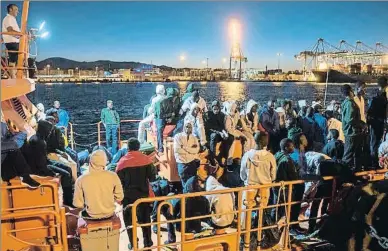  ?? MARCOS MORENO / AP ?? En Algeciras. Un grupo grande de subsaharia­nos, en un barco de salvamento­tras ser rescatados