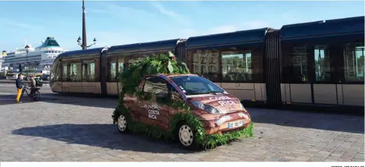  ?? FOTOS: ICT PARA EF ?? 368 vehículos eléctricos circularon en Bordeaux y Lyon, Francia, con la imagen de Costa Rica y elementos de naturaleza en octubre pasado.