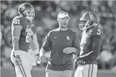  ?? MARK D. SMITH, USA TODAY SPORTS ?? “There’s every opportunit­y to succeed here,” Oklahoma coach Lincoln Riley, center, says. “We won’t back away from that.”