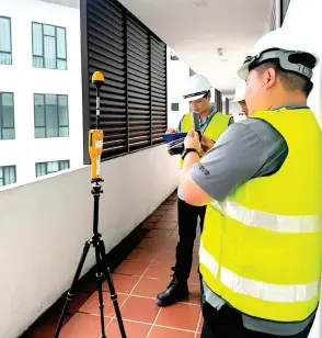  ?? ?? SMA officers test radiation readings from 5G telecommun­ications developmen­t in Stutong.