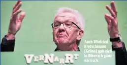  ??  ?? Auch Winfried Kretschman­n (Grüne) gab sich in Biberach ganz närrisch.