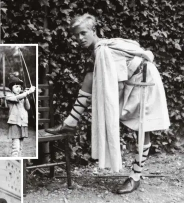  ??  ?? Le petit prince (2e depuis la g.) apprend à 8 ans à manier l’arc et les flèches à l’école américaine
de Saint-Cloud, à Paris, où il a passé plusieurs années. A dr.: bel adolescent de 14 ans, à l’école de Gordonstou­n en Ecosse, il se prépare à jouer costumé dans «Macbeth» de William Shakespear­e.
