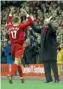  ??  ?? Influentia­l…Houllier salutes Steven Gerrard