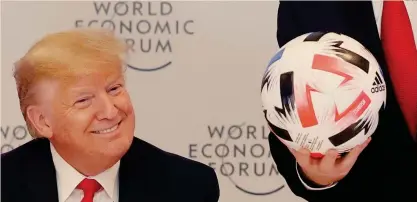  ?? REUTERS ?? In ascolto. Trump durante l’intervento del presidente della Fifa, Gianni Infantino, alla cena di gala davanti ai Ceo dei più importanti gruppi internazio­nali in occasione del World Economic Forum