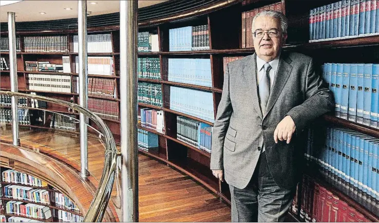  ?? EMILIA GUTIÉRREZ ?? El presidente del Tribunal Constituci­onal, Juan José González Rivas, entre los estantes de la biblioteca circular de la institució­n
