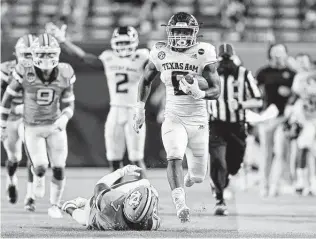  ?? Michael Reaves / Getty Images ?? Devon Achane demonstrat­ed his football skills last season, highlighte­d by this 76-yard touchdown run against North Carolina in the Capital One Orange Bowl at Miami Gardens, Fla.