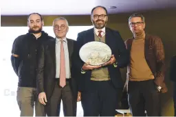  ??  ?? Roberto Nappi premiato da Andrea Prete, Edoardo Gisolfi ed Emilio Cataldo di H-Opera, vincitore lo scorso anno