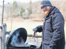  ?? FOTO: NIKLAS THIEMANN/NAUMANN & GÖBEL VERLAGSGES­ELLSCHAFT ?? Sebastian Buchner ist Grillmeist­er bei der Sauerlände­r BBCrew und hat ein Buch zum Thema Wintergril­len geschriebe­n.