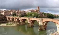  ??  ?? Dominée par le clocher de la cathédrale SainteCéci­le, Albi est une splendide cité médiévale, classée par l’Unesco.