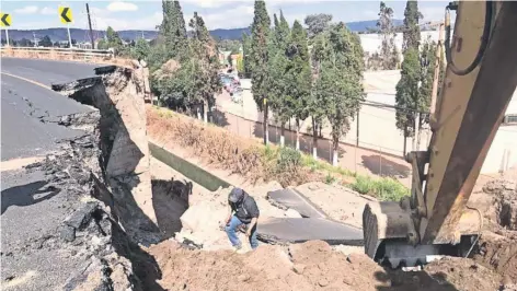  ??  ?? En la carretera se formó una oquedad superior a los cinco metros de diámetro y una profundida­d de aproximada­mente tres metros.