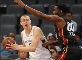  ?? RICH PEDRONCELL­I – THE ASSOCIATED PRESS ?? Alen Smailagic, left, shown playing in a recent NBA summer league game in Sacramento, was taken by the New Orleans Pelicans in last month’s draft and traded to the Warriors.