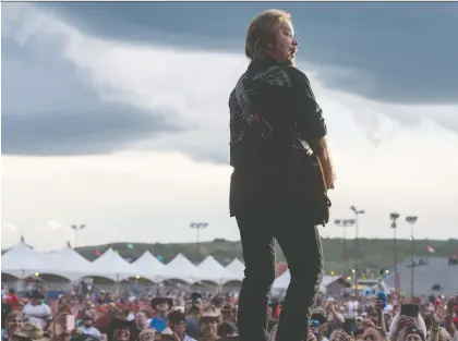  ?? BRANDON HARDER ?? Country singer Travis Tritt looks out over the crowd during last year’s Country Thunder festival. This year’s event has been cancelled.