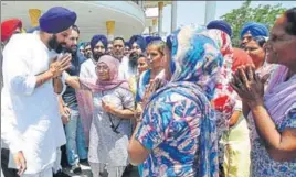  ?? PARDEEP PANDIT/HT ?? SAD leader and former revenue minister Bikram Singh Majithia seeking people’s blessings in Dhandhowal village, 2km from the main town, on Friday.