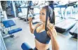  ?? FOTO: IMAGO ?? Eine Frau trainiert im Fitnessstu­dio.