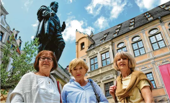  ?? Foto: Bernd Hohlen ?? Helga Kleine, Heike von Dalern und Helga Reber (von links) am Fugger‰Denkmal. Reber zeigt den Gästen ehrenamtli­ch ihre Stadt. Der Zugang ist ein besonderer.