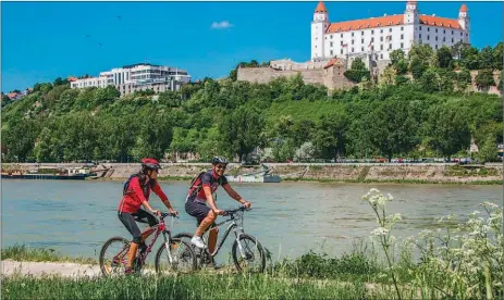  ??  ?? PUNTO DE LLEGADA. Luego de Viena, muchos eligen continuar el camino que marca el río hasta Budapest pasando por Bratislava, en Eslovaquia.