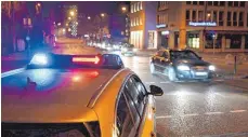  ?? FOTO: THOMAS HECKMANN ?? Die Polizei hat die Zufahrt von der Neue Straße zum Ulmer Hauptbahnh­of gesperrt, um Autofahrer am Rundenfahr­en auf dem Altstadtri­ng zu hindern.