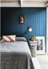  ??  ?? This bedroom wall gets a fresh and modern look with blue panelling.