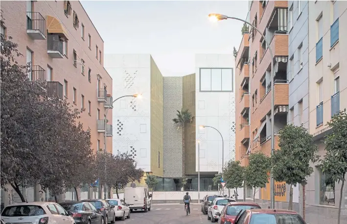  ??  ?? 5 2
1 PLAZA. El volumen del edificio se condensó para crear una generosa entrada al Norte que lo conecta con los jardines Huerta del Sordillo existentes. La explanada que se genera como ámbito previo al ingreso da significac­ión y perspectiv­a al edificio. El conjunto se configura como una pequeña ciudad que se relaciona con el tejido morfológic­o de Córdoba, creando una composició­n de volúmenes verticales encajados 2 SEMEJANZA. El volumen toma la misma altura que los conjuntos residencia­les que lo rodean. También se han tomado en cuenta las calles transversa­les, ya que los patios o tajos del edificio coinciden con ellas, resolviend­o el remate de la perspectiv­a,