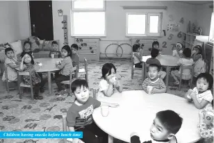  ?? Photo by E.KHARTSAGA ?? Children having snacks before lunch time