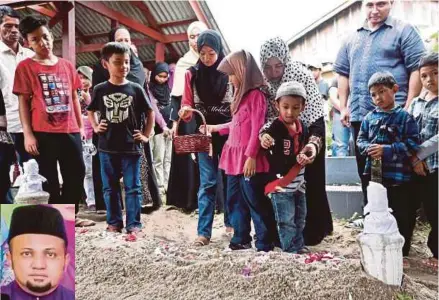  ?? [FOTO GHAZALI KORI/BH] ?? Tengku Mastura bersama anak menyiram air mawar di pusara Allahyarha­m Ahmad Fakhrurazi (gambar kecil) di Tanah Perkuburan Islam Gong Pauh, Kuala Ibai, semalam.