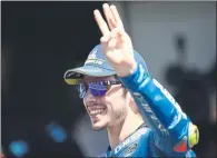  ?? FOTOS: MOTOGP/EFE ?? El francés Fabio Quartararo celebra en Portimao su segundo triuno y liderato y Joan Mir su primer podio del año, pero el protagonis­ta fue sin duda Marc Márquez, que en las primeras vueltas llegó a ir tercero tras Zarco y Rins