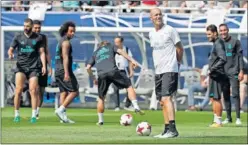  ??  ?? FELIZ Y RELAJADO. Zidane confirmó que su renovación es un hecho.