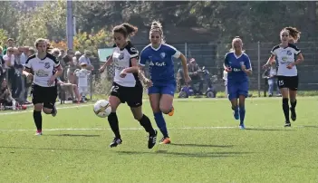  ?? RP-FOTO: NIPKO ?? In der Vorwärtsbe­wegung: Mara Walther versucht den Ball in Richtung gegnerisch­es Tor zu bringen, verfolgt wird sie dabei von ihren Teamkolleg­innen Annika Loose (l.) und Jana von den Driesch (r.).
