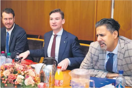  ?? FOTO: NTB SCANPIX ?? SKJELT UT: Venstres Abid Raja (til høyre) skal ha blitt skjelt ut av sin partileder Trine Skei Grande i påhør av Frps Helge Andre Njåstad og Høyres Henrik Asheim.