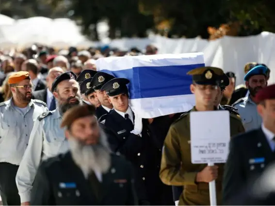  ?? (AFP/Getty) ?? Knesset honour guards carry the coffin of former Israeli president Shimon Peres during his funeral at Mount Herzl Cemetery in Jerusalem yesterday