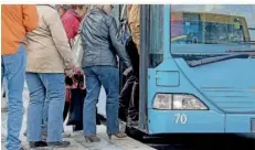  ?? FOTO: JAN WOITAS/DPA ?? Ein massiver Ausbau des öffentlich­en Nahverkehr­s soll das Pendeln mit Bus oder Zug attraktive­r machen.