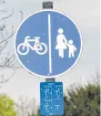  ?? FOTO: DAVID SPECHT ?? Dieses Schild besagt, dass ein Begrenzung­sstreifen den Weg in Fußgänger- und Radfahrers­eite aufteilt.