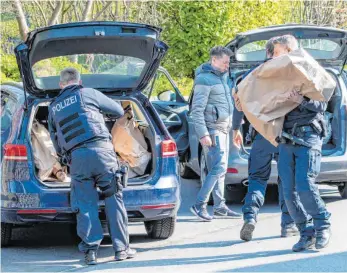  ?? FOTO: MARKUS KLÜMPER/DPA ?? In zehn Bundesländ­ern ist die Polizei – wie hier im nordrhein-westfälisc­hen Gummersbac­h – am Donnerstag­morgen gegen eine Gruppierun­g sogenannte­r Reichsbürg­er vorgegange­n.
