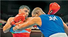  ?? —
AFP ?? India’s Satish Kumar (left) in action against Ricardo Brown of Jamaica in their men’s super heavy (over 91kg) bout at the Kokugikan Arena in Tokyo on Thursday.