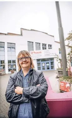  ?? RP-FOTO: A. ENDERMANN ?? Monika Lent-Öztürk vor dem Jungen Schauspiel an der Münsterstr­aße. „Ich hoffe, dass wir hier das Haus der Kulturen eröffnen“, sagt sie.