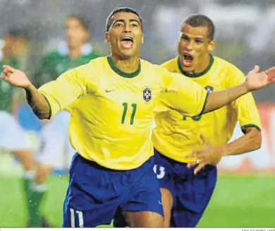  ?? ERALDO PERES / EFE ?? Romario celebra un gol con Brasil seguido de Rivaldo.