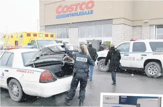  ??  ?? Les policiers sont arrivés peu de temps après la tentative de vol survenue hier au Costco de Sainte-Foy. Le suspect aurait notamment fracassé la vitre d’un comptoir à bijoux.