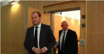  ?? FOTO: SKJERMDUMP ?? Barnas bistandsad­vokat, Eirik Glad Balchen, og kvinnens forsvarer, Ole Andreas Thrana, på vei ut av onsdagens fengslings­møte.
