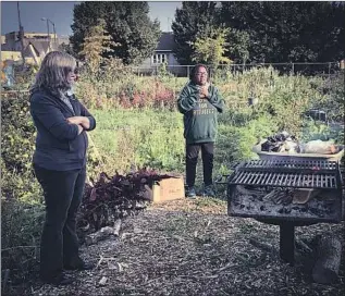  ?? Photog r aphs by Tyrone Beason Los Angeles Times ?? VENICE WILLIAMS speaks about accepting change at a tea ceremony to welcome the f irst day of fall at Alice’s Garden in Milwaukee. At left is Cheri Johnson, the garden’s resident pastor.