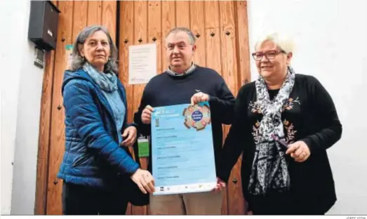  ?? JORDI VIDAL ?? Antonio Toledano sostiene el cartel de la XV edición de la Semana Vecinal junto a Dolores Suárez y a Blanca Toscano.