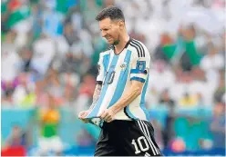  ?? ?? Leo Messi, desesperad­o después de fallar una clara ocasión ante Arabia Saudí.