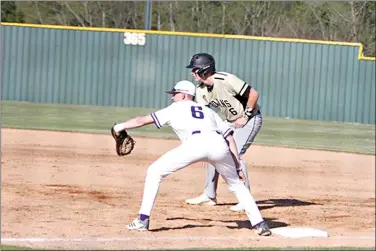  ??  ?? In this file photo, El Dorado first baseman Austin Jobe (6) holds a baserunner during a game against Hot Springs during the 2019 season. El Dorado will face Magnolia Monday in their season opener. (Terrance Armstard/News-Times)