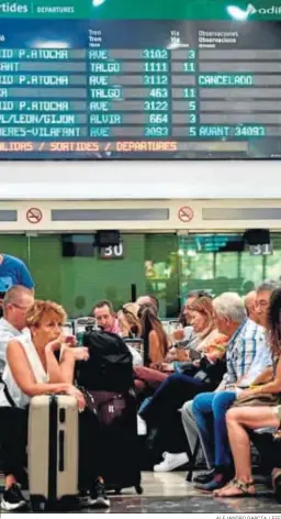  ?? ALEJANDRO GARCÍA / EFE ?? Pasajeros en la estación de Sants de Barcelona.