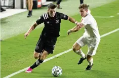  ?? DAVID SANTIAGO dsantiago@miamiheral­d.com ?? Inter Miami midfielder Lewis Morgan, left, makes a move to get past Atlanta United’s Jon Gallagher in the first half of Wednesday’s tie game.