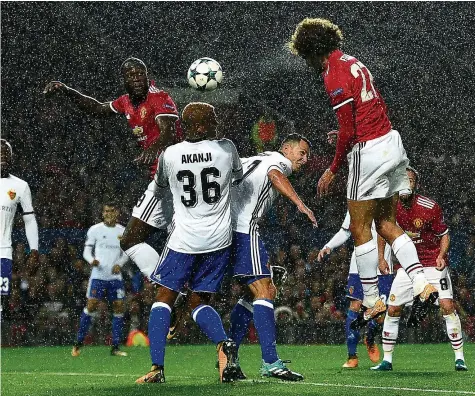  ?? AFP ?? Ersetzt den verletzten Paul Pogba und trifft: Marouane Fellaini (r.) markiert das 1:0 für Manchester United.